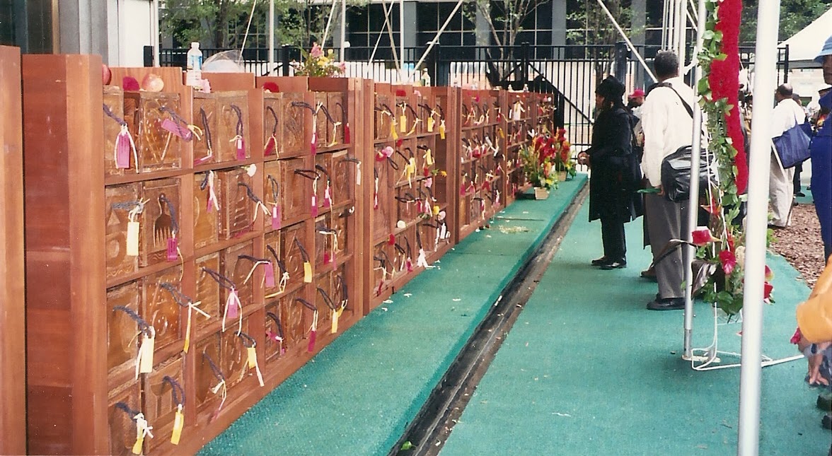2003年重新安葬前，一排排为先祖逐具雕制的木棺陈列在纽约非洲人墓地。