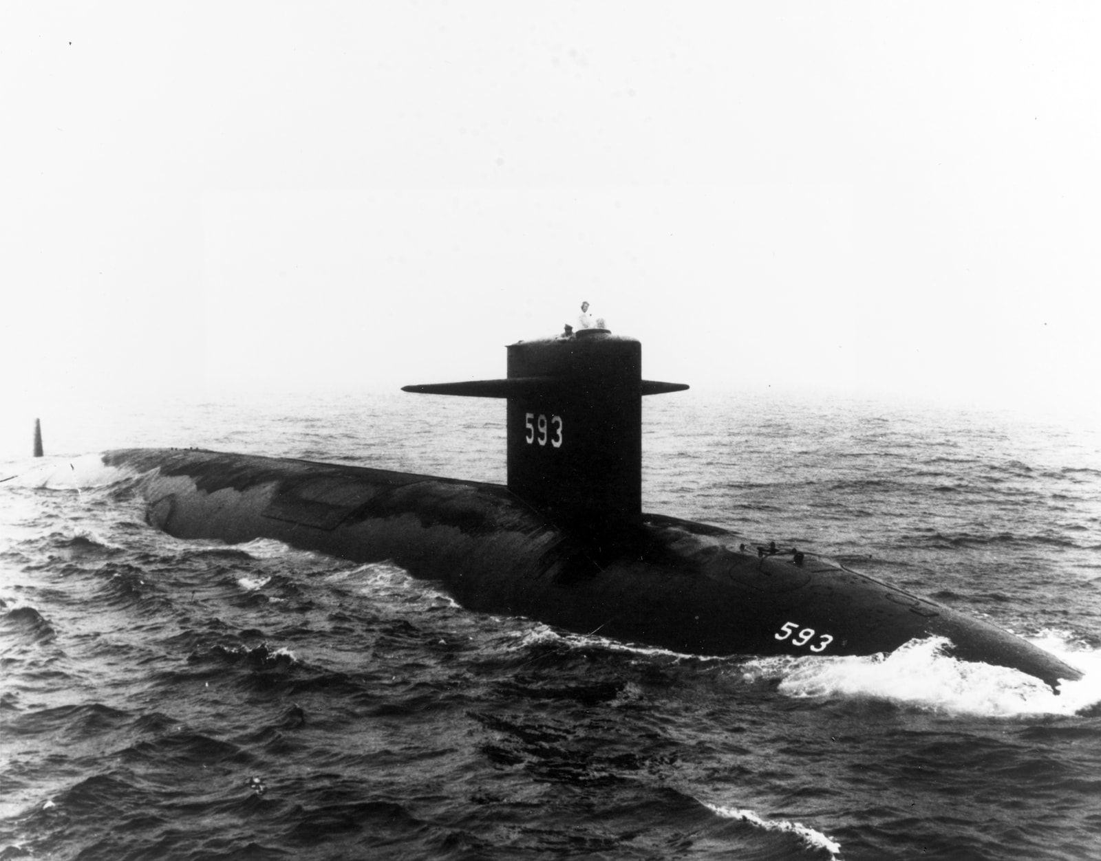 1961年7月24日，美国海军拍摄的“长尾鲨”号海上航行黑白照片，从右舷艇艏上方望去。
