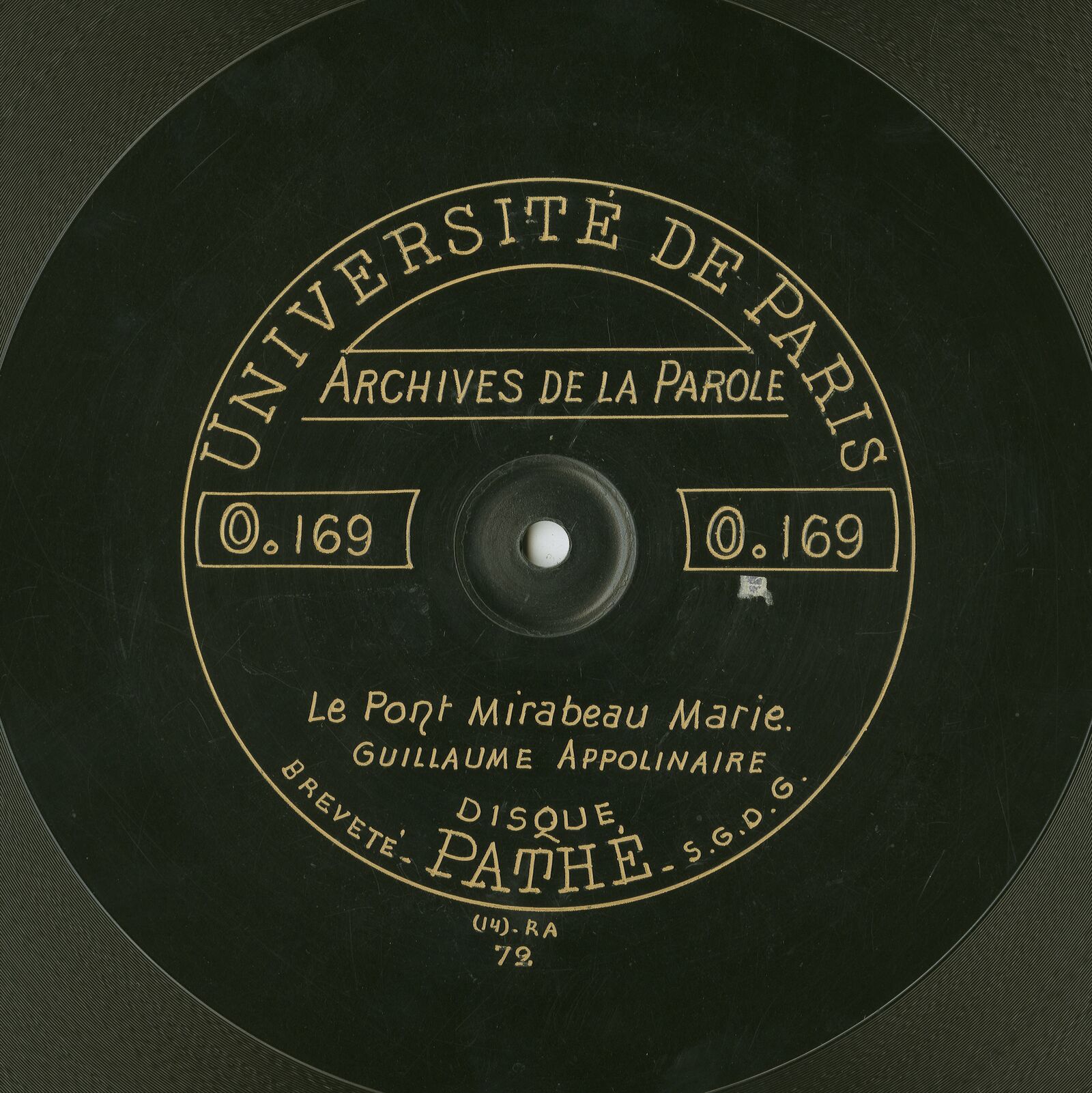 Black phonograph disc with a gold Archives de la parole label naming Guillaume Apollinaire and the poems Le Pont Mirabeau and Marie.