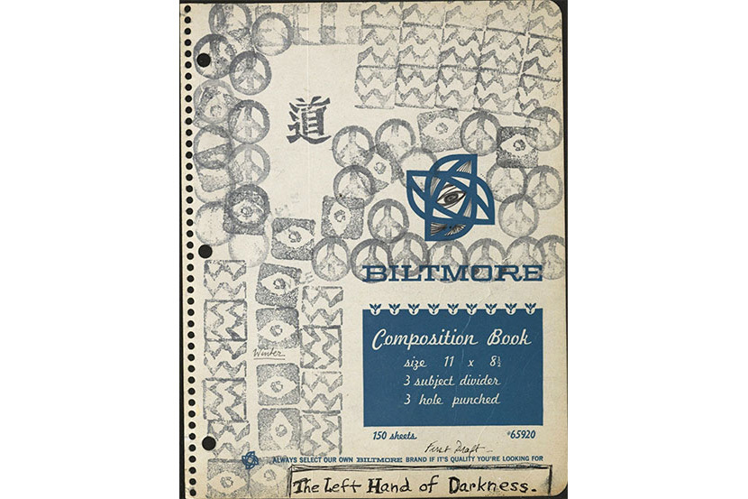 米白色 Biltmore 作文本封面挤满黑色印章印下的和平符号与几何图形，上有蓝色印刷文字、一只手绘眼睛，以及手写书名 The Left Hand of Darkness。