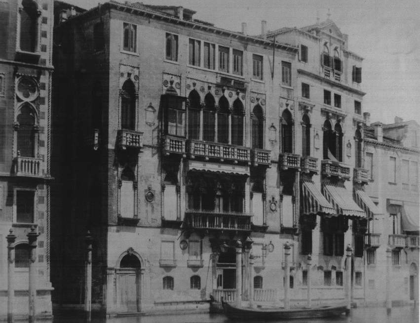 约1880年的黑白档案照片中，巴尔巴罗宫矗立在威尼斯大运河畔。
