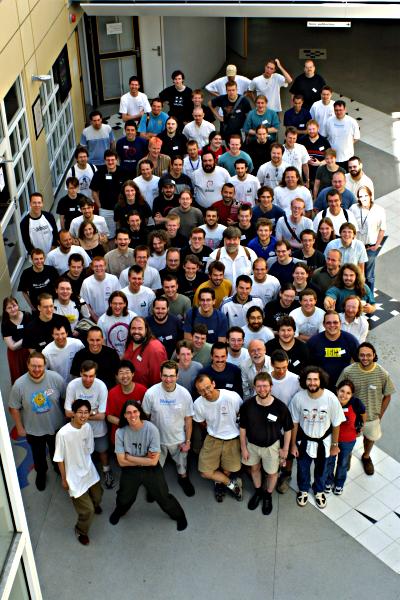 2003 年 7 月，Debian 贡献者齐聚奥斯陆，在 DebConf3 上合影。