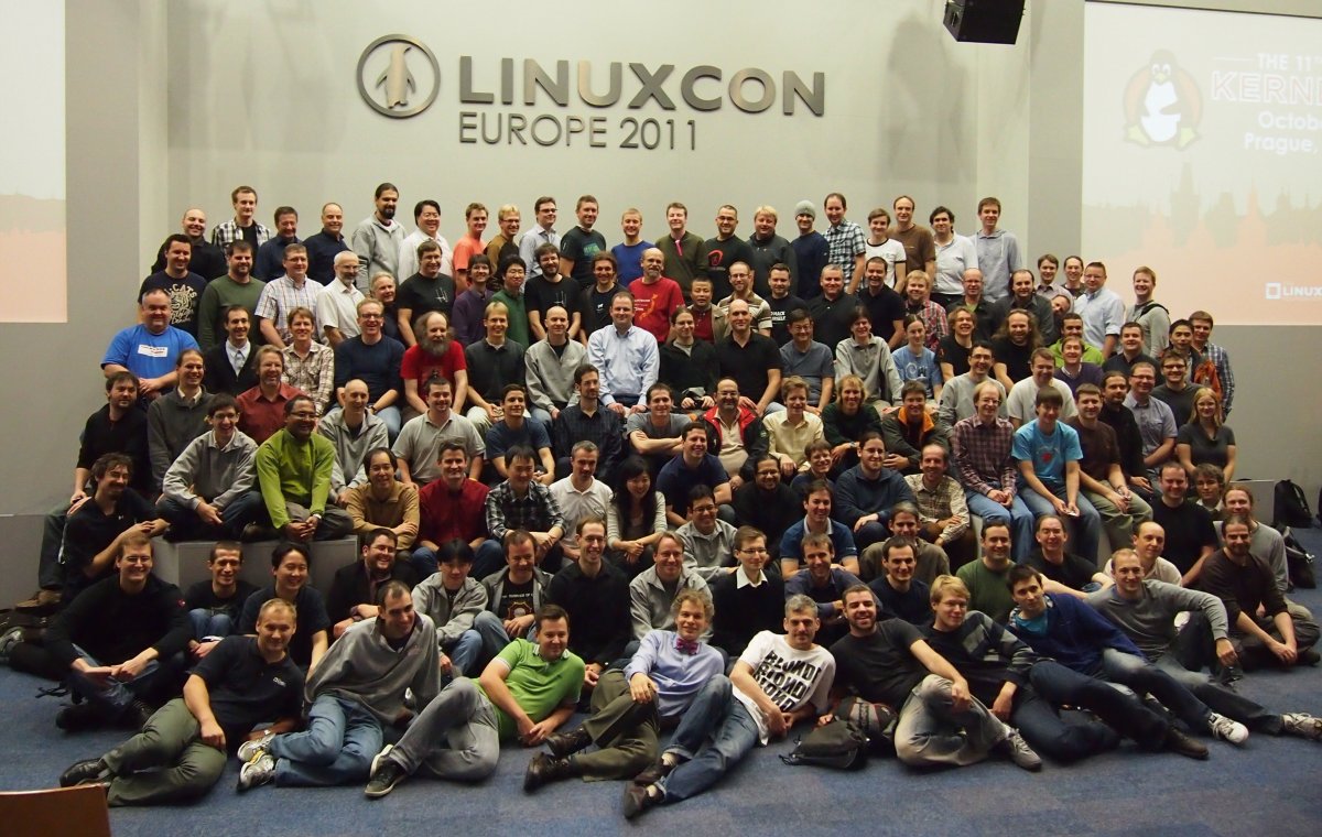 一百多名 Linux 内核开发者和与会者在布拉格的 LinuxCon Europe 2011 标牌下合影。
