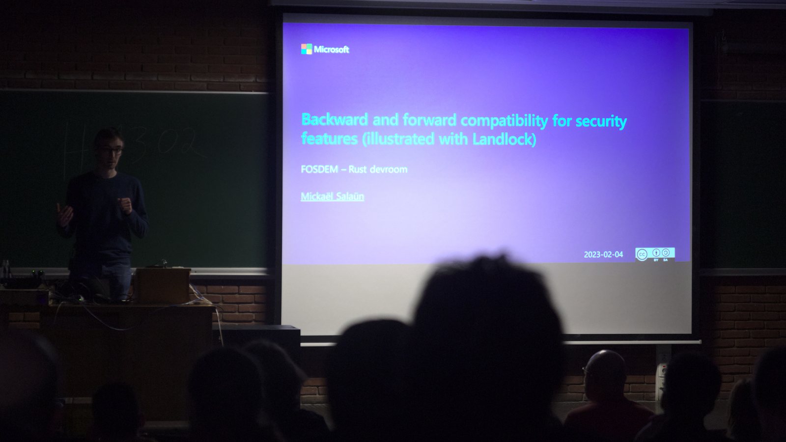 Mickaël Salaün 在座无虚席的 FOSDEM 2023 教室里讲解 Landlock 的兼容性。