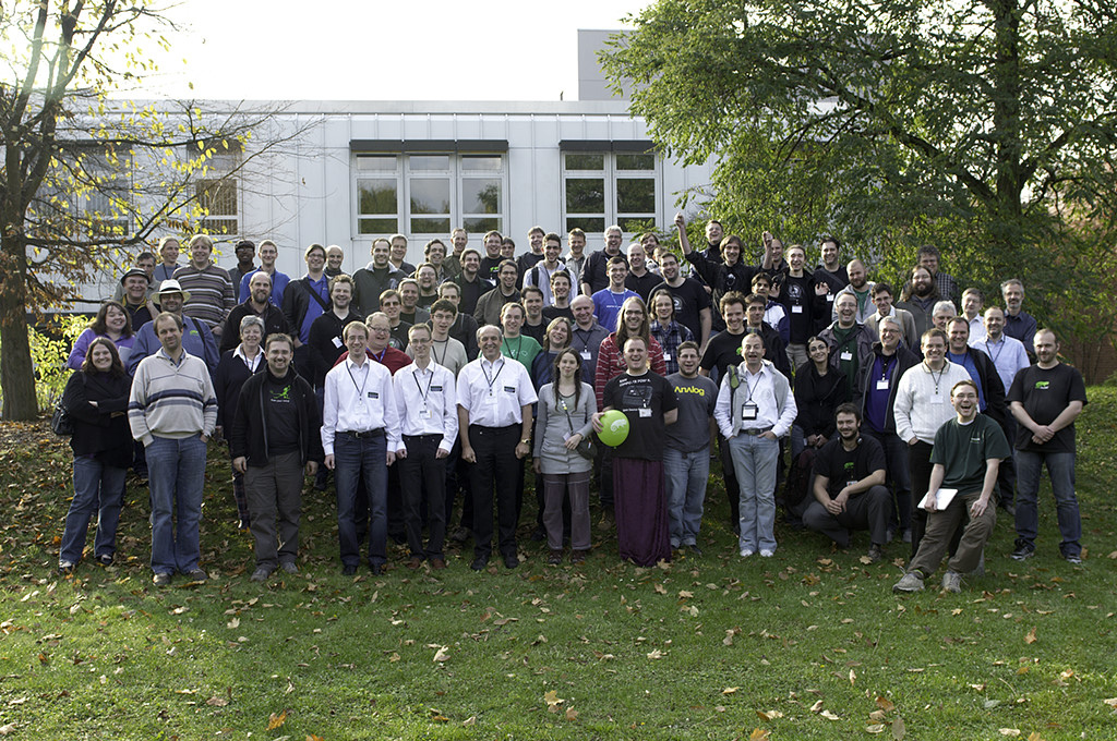 一大群 openSUSE Conference 2010 与会者在会场外合影。