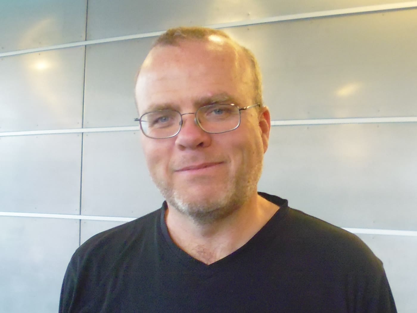 PHP 创始人 Rasmus Lerdorf 站在 2014 年新西兰 PHP 大会的会场上。