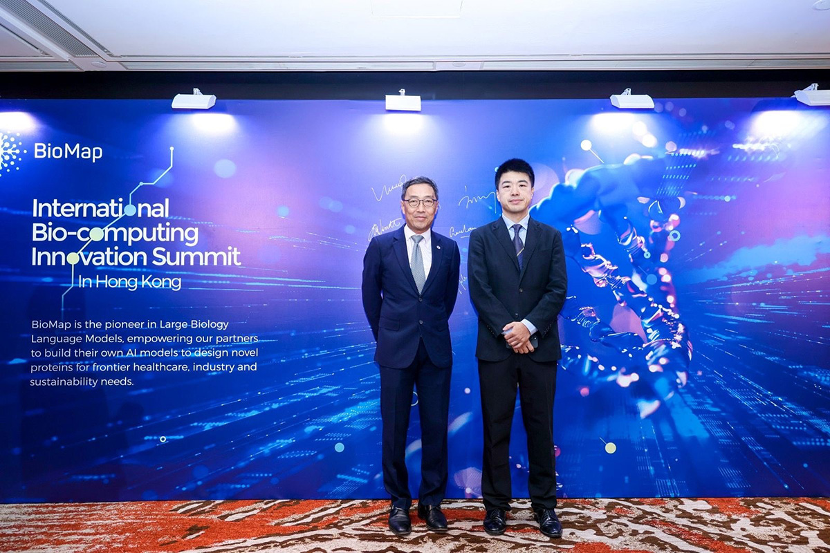 Albert Wong 与 BioMap 首席执行官 Wei Liu 在 2024 年 6 月香港的一场活动上合影。