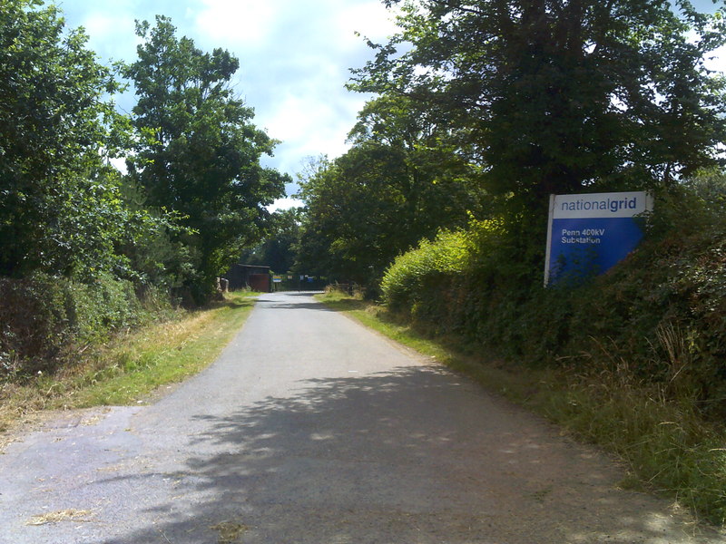 斯塔福德郡下佩恩一条绿树夹道的入口道路，路旁的英国国家电网标牌标示着佩恩400kV变电站。