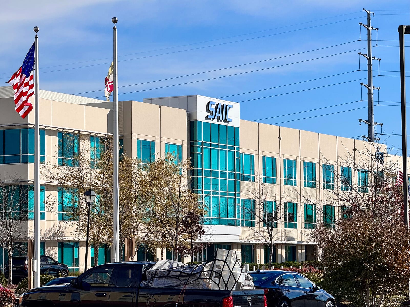 SAIC 位于马里兰州加利福尼亚的办公楼，楼前飘扬着美国国旗和马里兰州州旗。