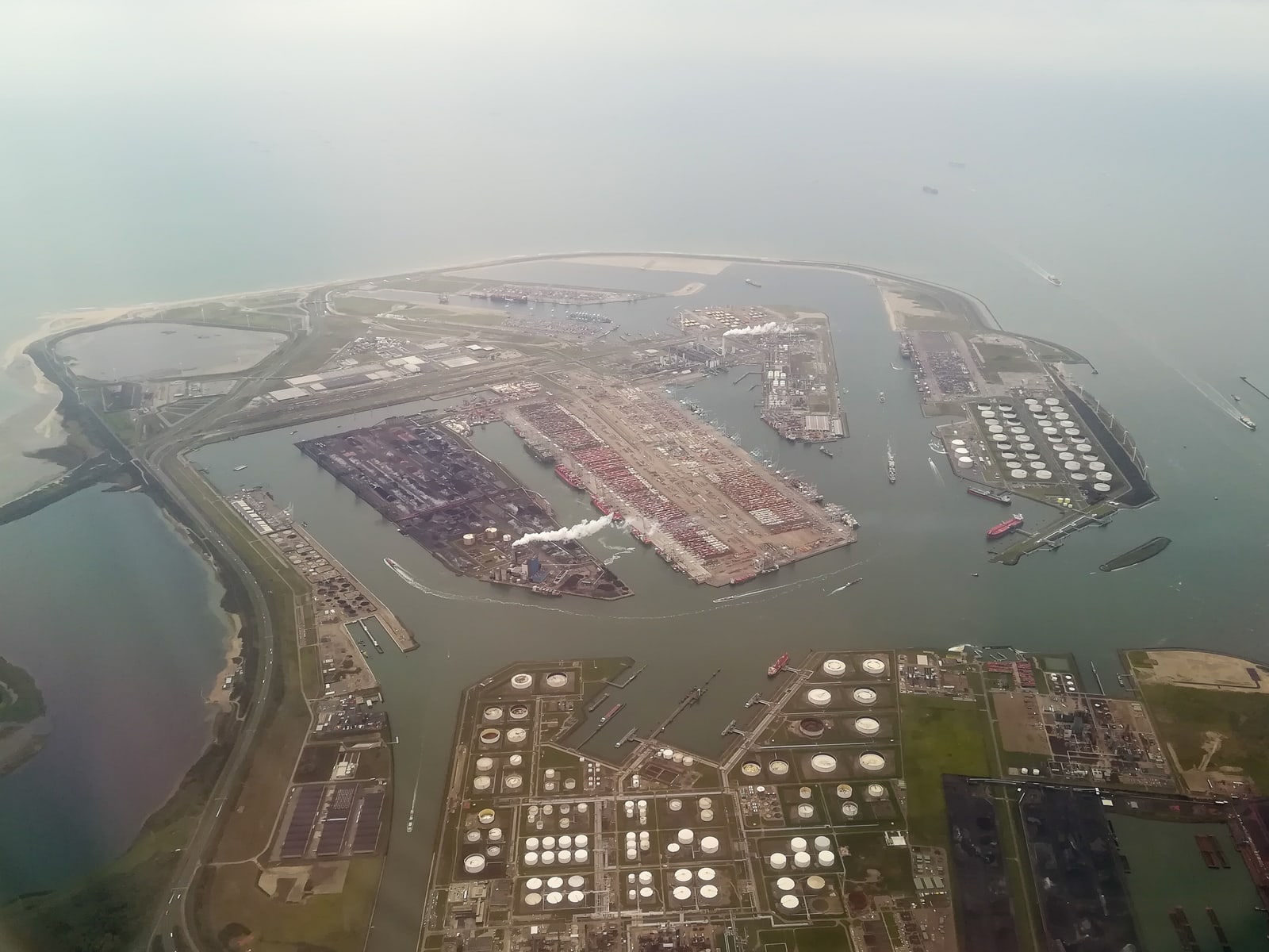 鹿特丹马斯弗拉克特港区航拍图，可见货运码头与水域。