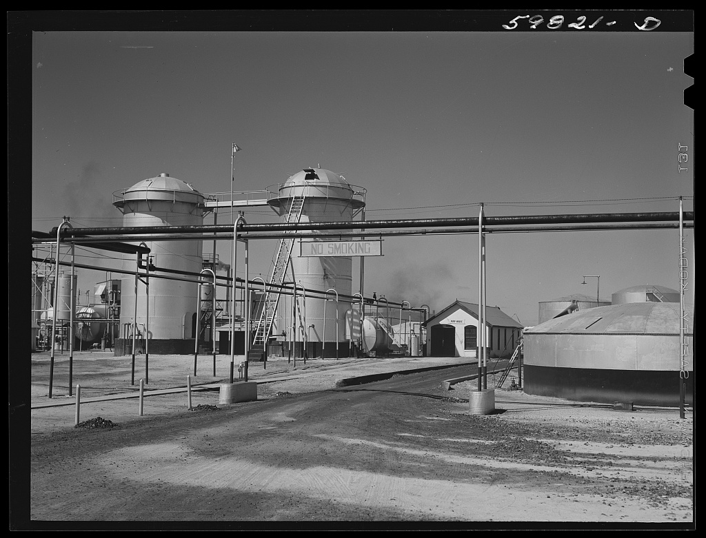 1941 年 10 月拍摄的堪萨斯州威奇托 Barnsdall 炼油厂，可见储罐、管线和厂区道路。