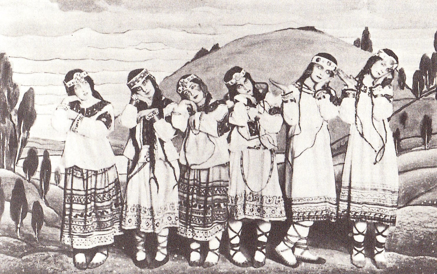 1913年档案合影：原版《春之祭》的六名舞者身穿尼古拉·列里赫设计的花纹戏服，置身彩绘风景布景前。