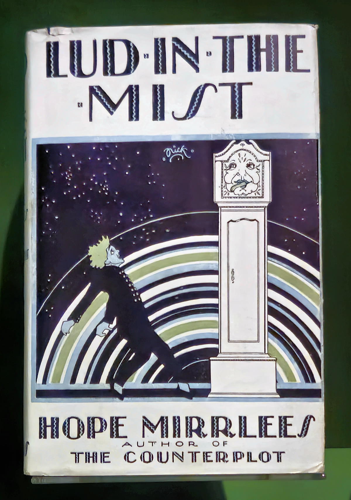 Cream 1926 Lud-in-the-Mist cover showing a black-clad figure walking toward a clock against concentric green, black, and white arcs.
