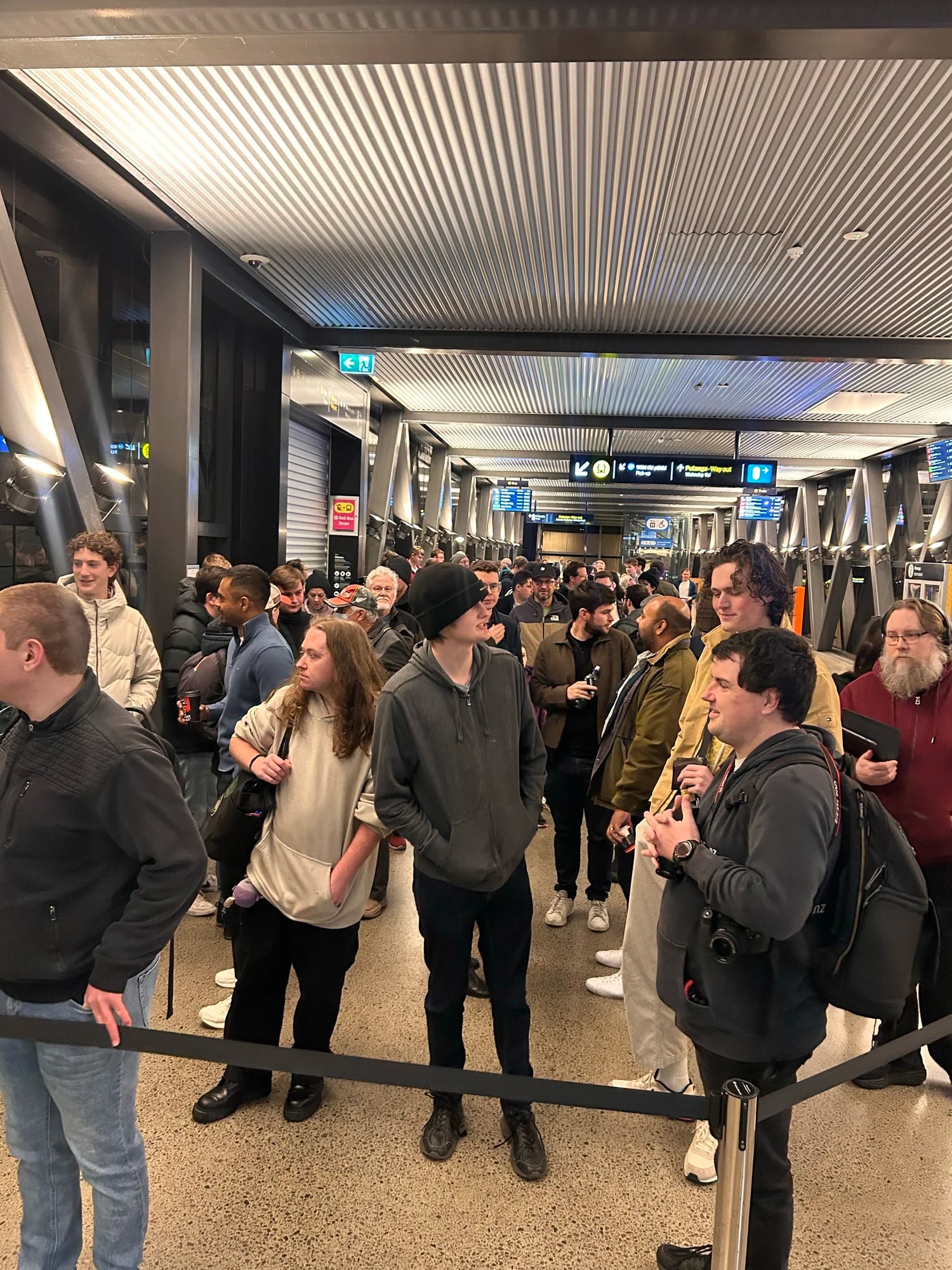 Ōtāhuhu站内，乘客在站台标识下排队，等待城市铁路连接线的首班载客列车。
