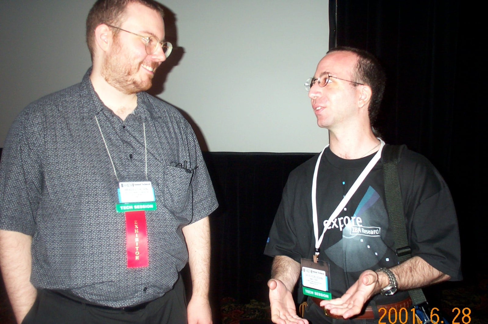 Bradley M. Kuhn 与 David Edelsohn 在波士顿举行的 USENIX 会议上交谈。