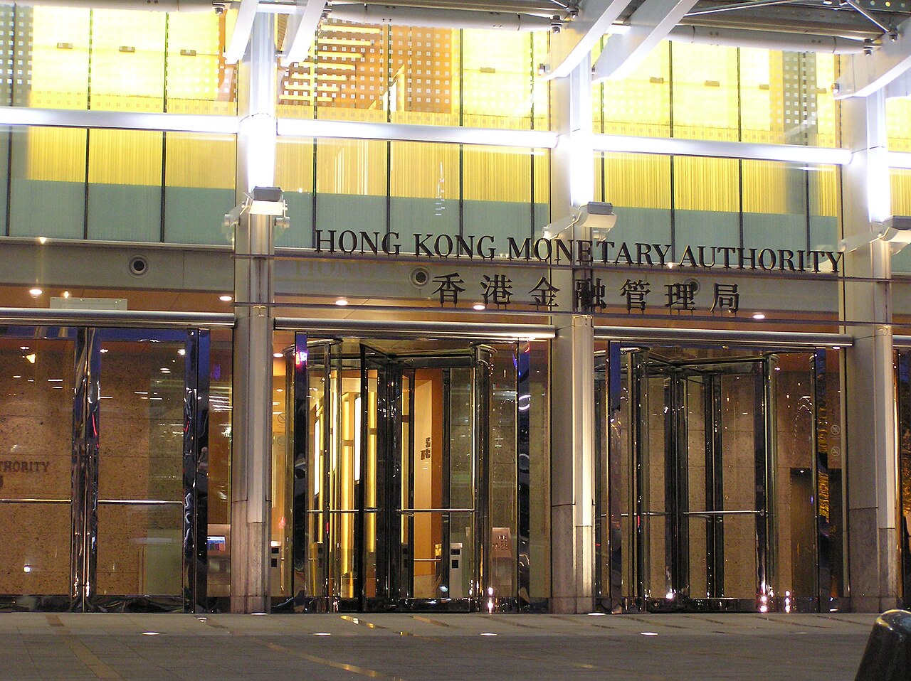 香港金融管理局总部入口，中英文招牌下方是玻璃旋转门。
