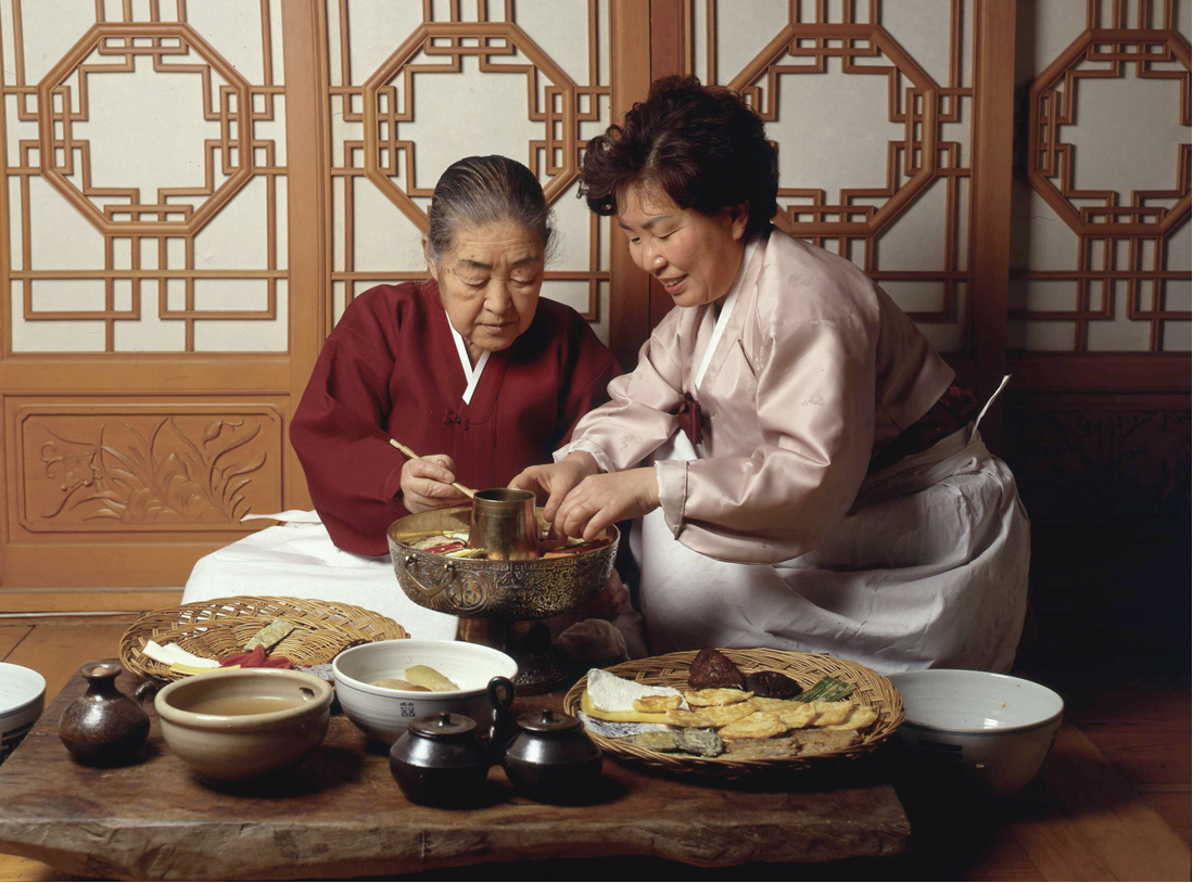 Hwang Hye-seong and Han Bok-ryeo preparing sinseollo together.