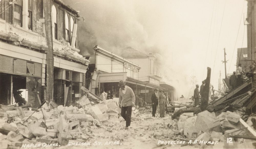 亚瑟·赫斯特拍摄的黑白照片：1931年纳皮尔地震后，埃默森街沿街建筑受损，烟雾弥漫。
