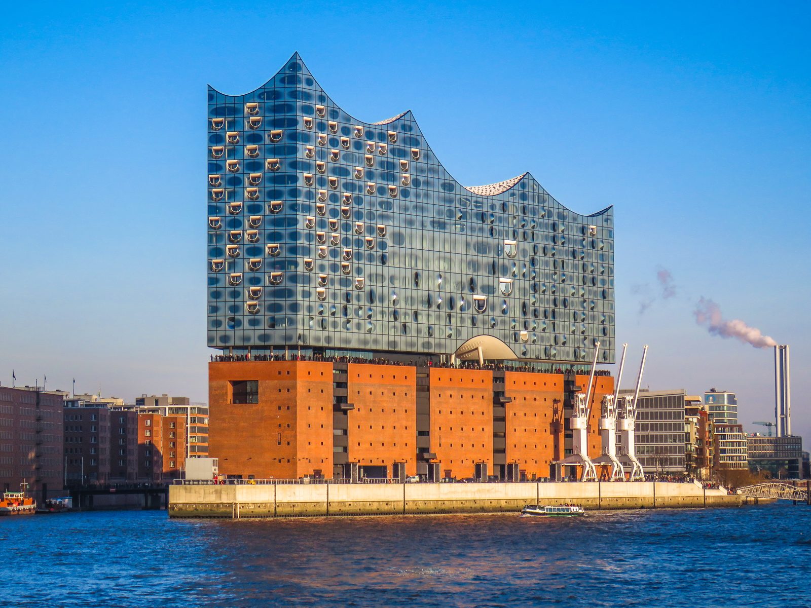 汉堡港区上方的 Elbphilharmonie，适合作为渡轮段之后的第二锚点。