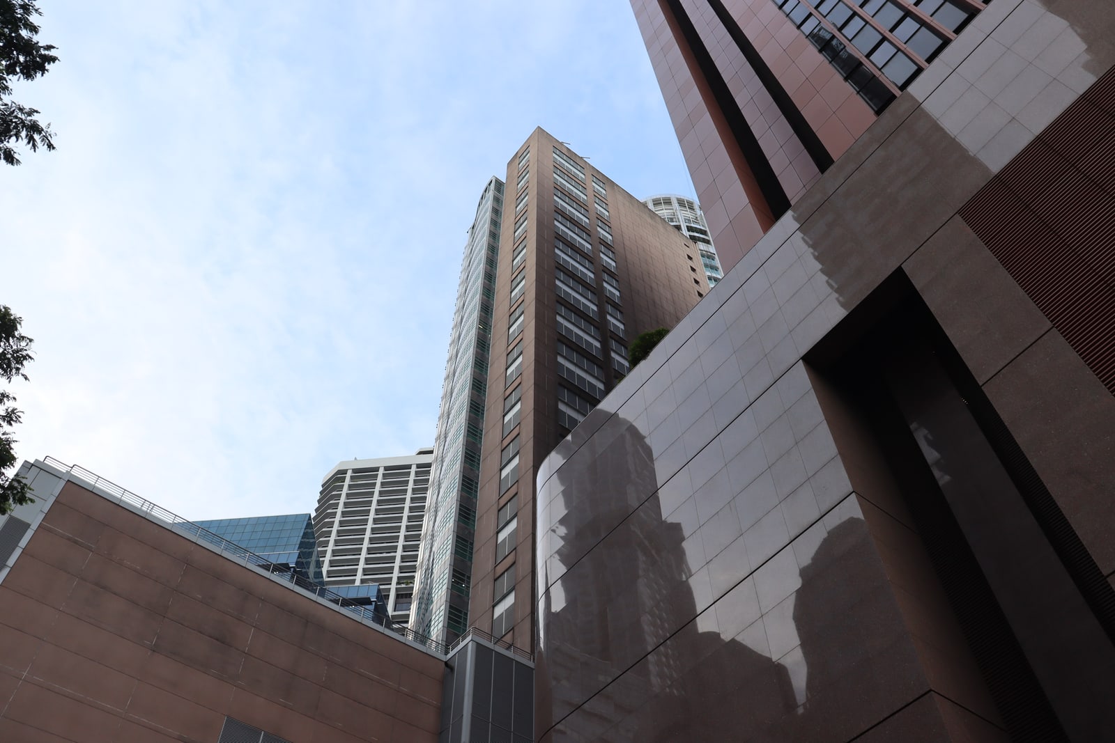 从街道拍摄的新加坡金融管理局大楼。