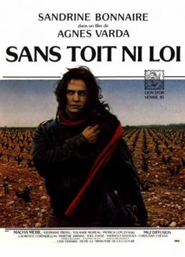 阿涅斯·瓦尔达《天涯沦落女》海报，Sandrine Bonnaire 饰演的 Mona 独自走在一片冷硬的荒地里